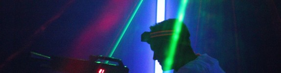Junge beim Lasertag spielen